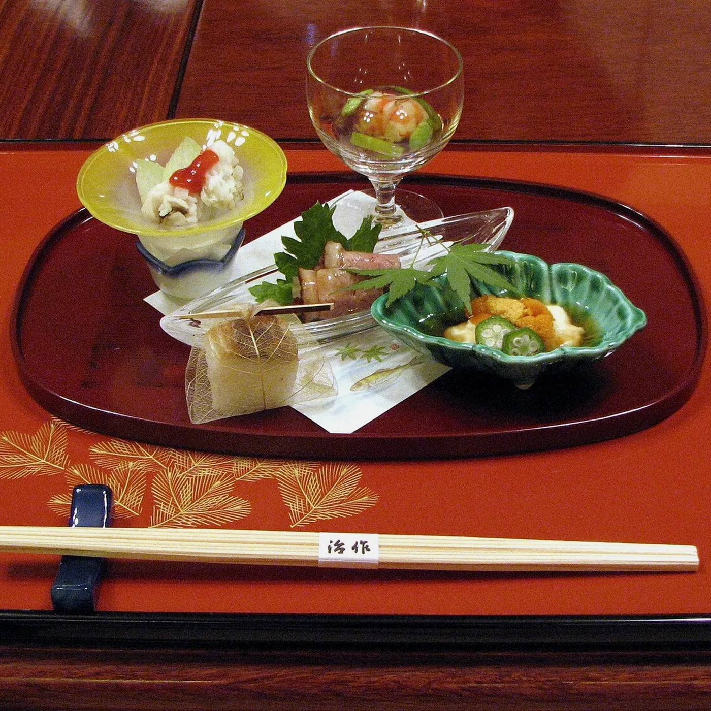 朱の膳に並ぶ先付