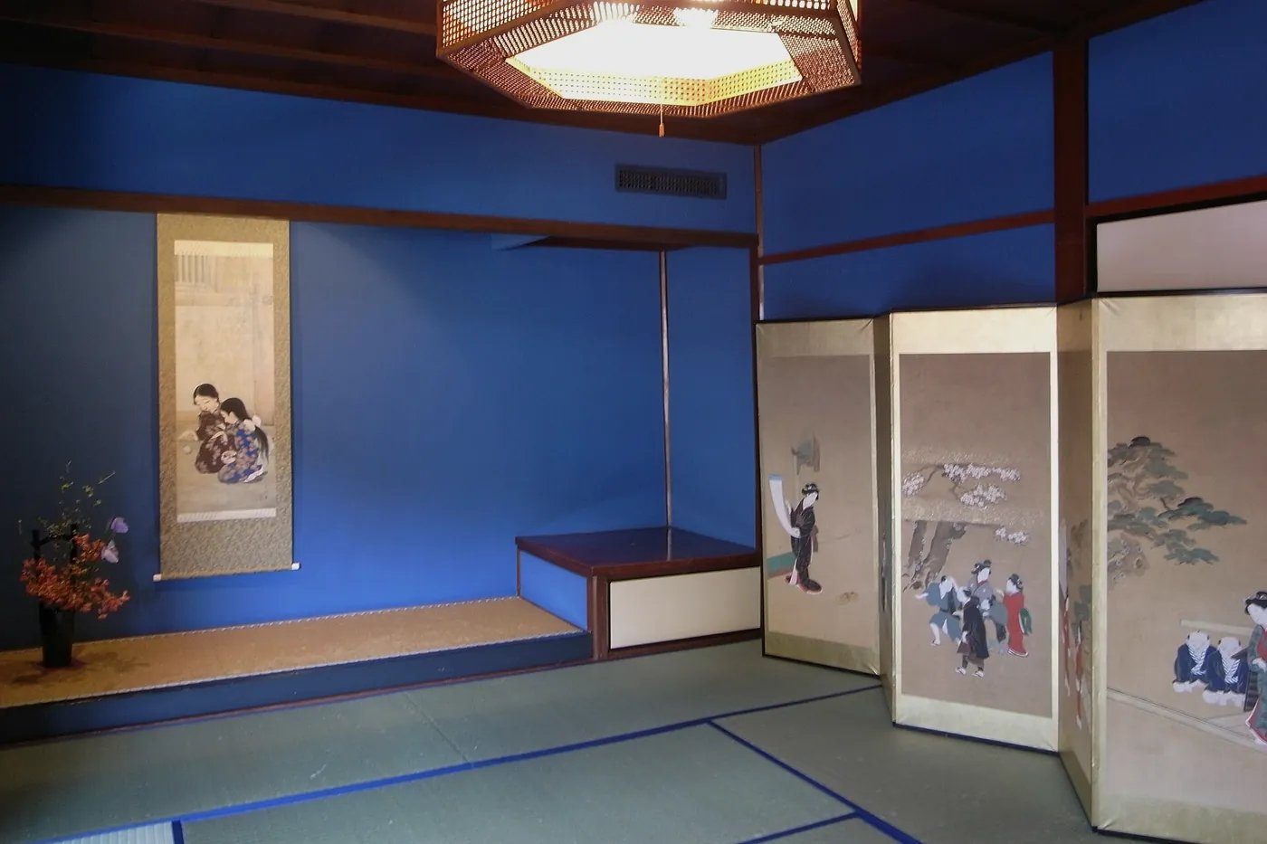 群青の壁と掛け軸のある客室