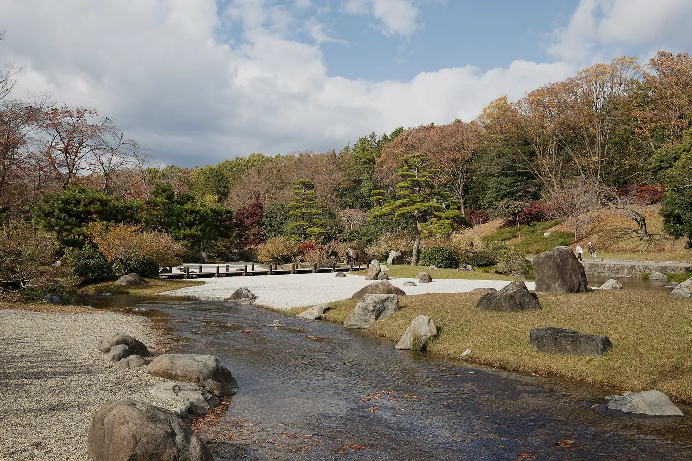 紅葉の庭と小川