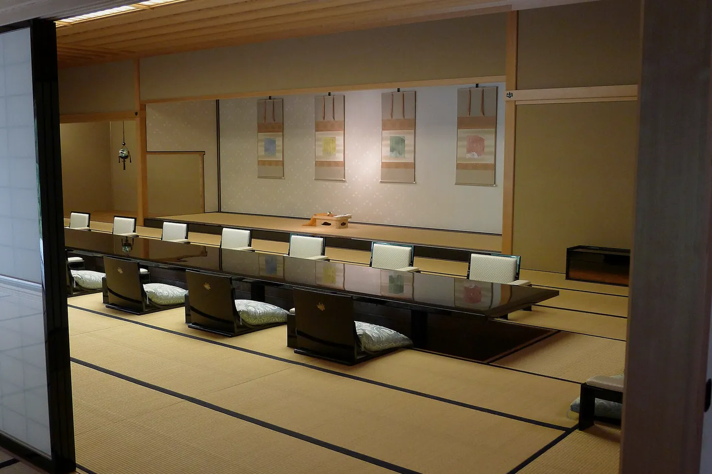 長い漆の座卓が置かれた広間